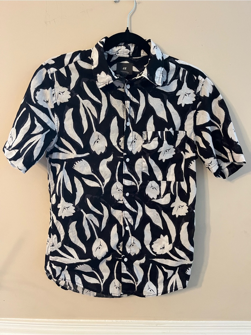 H&M Black & White Floral Short-Sleeve Button-Down Shirt